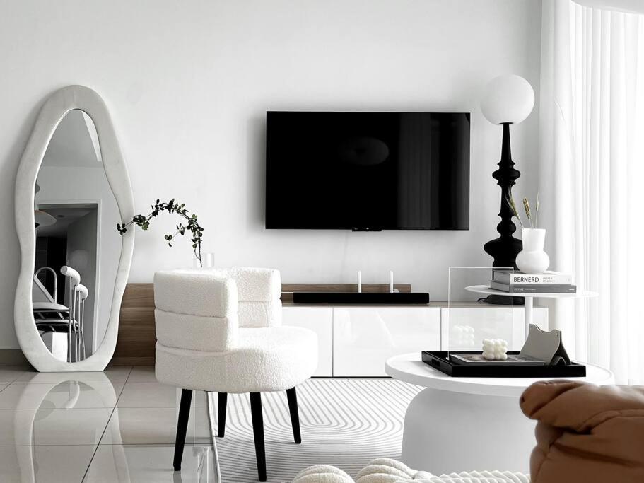 Snowy Ins Trion Kl 2r2b Apartment